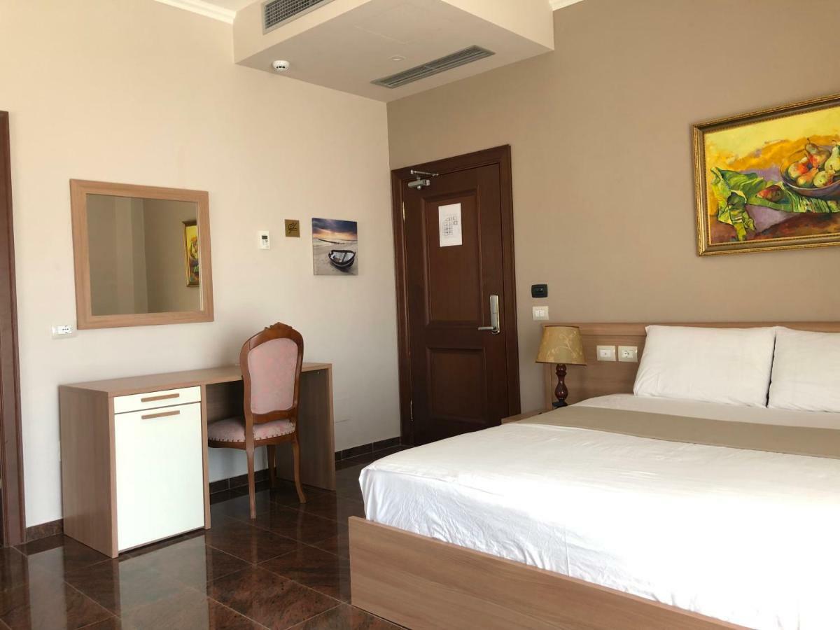 Hotel Fishta & 4*