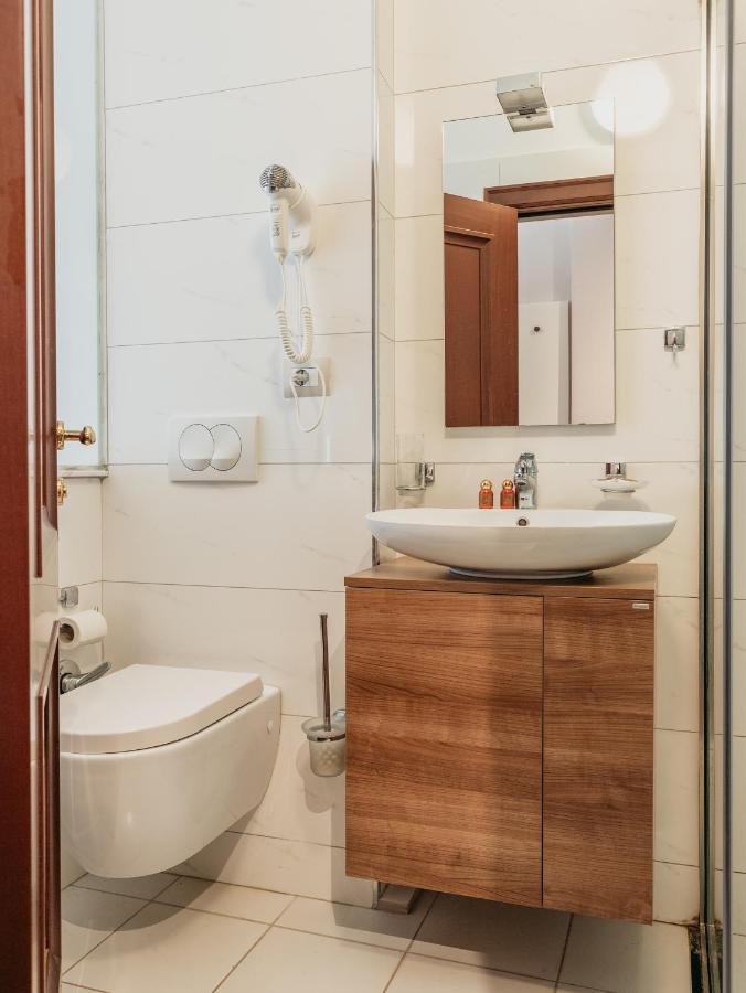 Hotel Fishta & 4*